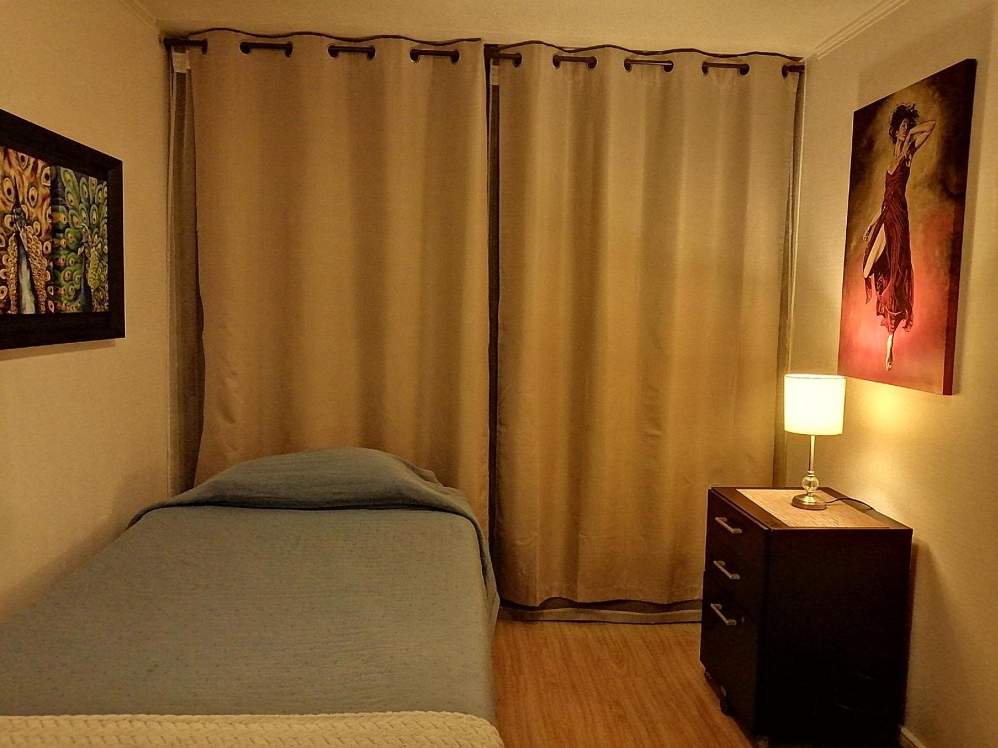 Con Bano Privado En Arriendo Por Noches, No Se Arrienda Todo El Apartamento, El Anunciante Vive Aqui Bed and breakfast *