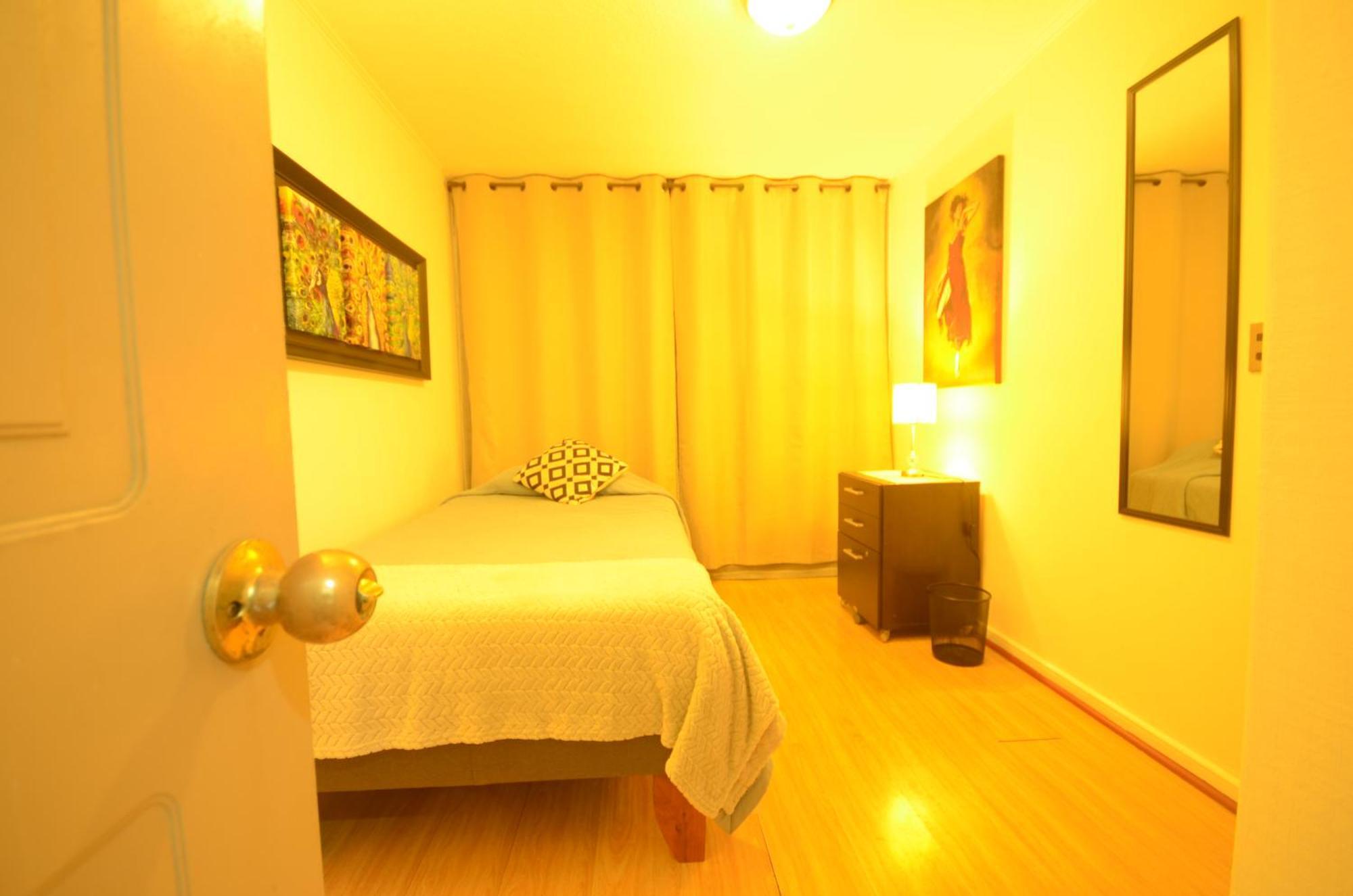 Con Bano Privado En Arriendo Por Noches, No Se Arrienda Todo El Apartamento, El Anunciante Vive Aqui *
